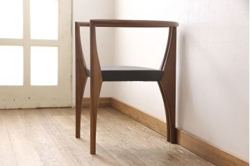 中古　美品　高級イタリア輸入家具　ウォールナット材　本革　スタイリッシュなデザインが目を惹く曲げ木チェア(椅子、ダイニングチェア)(R-051595)
