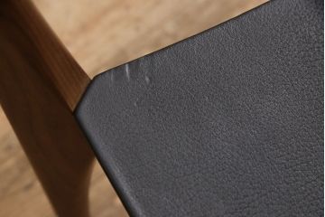 中古　美品　高級イタリア輸入家具　ウォールナット材　本革　スタイリッシュなデザインが目を惹く曲げ木チェア(椅子、ダイニングチェア)(R-051595)