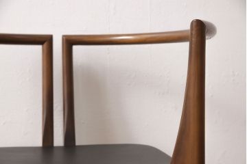 中古　美品　高級イタリア輸入家具　ウォールナット材　本革　スタイリッシュなデザインが目を惹く曲げ木チェア(椅子、ダイニングチェア)(R-051595)