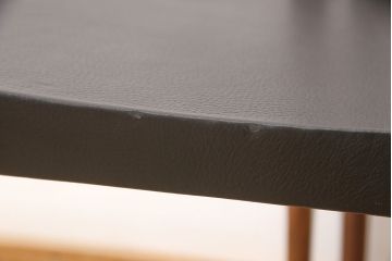 中古　美品　高級イタリア輸入家具　ウォールナット材　本革　スタイリッシュなデザインが目を惹く曲げ木チェア(椅子、ダイニングチェア)(R-051595)