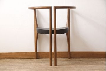 中古　美品　高級イタリア輸入家具　ウォールナット材　本革　スタイリッシュなデザインが目を惹く曲げ木チェア(椅子、ダイニングチェア)(R-051595)