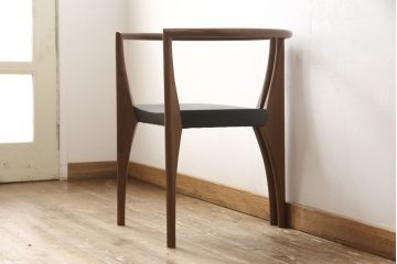 中古　美品　高級イタリア輸入家具　ウォールナット材　本革　スタイリッシュなデザインが目を惹く曲げ木チェア(椅子、ダイニングチェア)(R-051596)