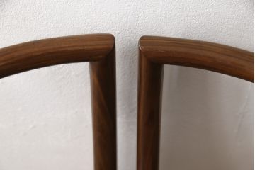 中古　美品　高級イタリア輸入家具　ウォールナット材　本革　スタイリッシュなデザインが目を惹く曲げ木チェア(椅子、ダイニングチェア)(R-051596)