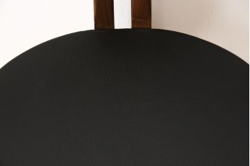 中古　美品　高級イタリア輸入家具　ウォールナット材　本革　スタイリッシュなデザインが目を惹く曲げ木チェア(椅子、ダイニングチェア)(R-051596)