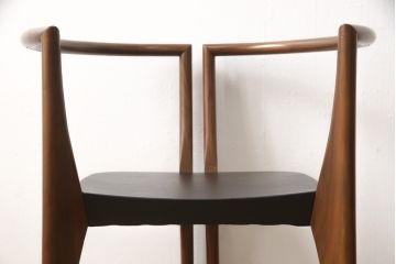 中古　美品　高級イタリア輸入家具　ウォールナット材　本革　スタイリッシュなデザインが目を惹く曲げ木チェア(椅子、ダイニングチェア)(R-051596)