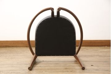 中古　美品　高級イタリア輸入家具　ウォールナット材　本革　スタイリッシュなデザインが目を惹く曲げ木チェア(椅子、ダイニングチェア)(R-051596)