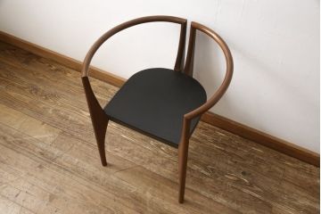 中古　美品　高級イタリア輸入家具　ウォールナット材　本革　スタイリッシュなデザインが目を惹く曲げ木チェア(椅子、ダイニングチェア)(R-051597)