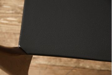 中古　美品　高級イタリア輸入家具　ウォールナット材　本革　スタイリッシュなデザインが目を惹く曲げ木チェア(椅子、ダイニングチェア)(R-051597)