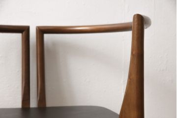中古　美品　高級イタリア輸入家具　ウォールナット材　本革　スタイリッシュなデザインが目を惹く曲げ木チェア(椅子、ダイニングチェア)(R-051597)