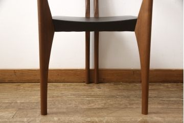 中古　美品　高級イタリア輸入家具　ウォールナット材　本革　スタイリッシュなデザインが目を惹く曲げ木チェア(椅子、ダイニングチェア)(R-051597)