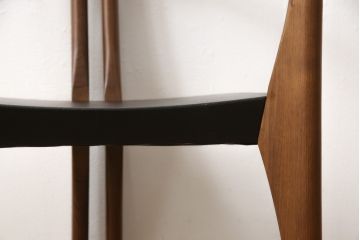 中古　美品　高級イタリア輸入家具　ウォールナット材　本革　スタイリッシュなデザインが目を惹く曲げ木チェア(椅子、ダイニングチェア)(R-051597)