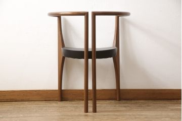 中古　美品　高級イタリア輸入家具　ウォールナット材　本革　スタイリッシュなデザインが目を惹く曲げ木チェア(椅子、ダイニングチェア)(R-051597)