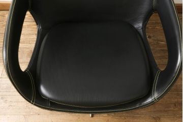 中古　超美品　BoConcept(ボーコンセプト)　smartville(スマートヴィル)　本革　ミッドセンチュリスタイルの空間づくりに活躍するイージーチェア(椅子、アームチェア)(定価約33万円)(R-051598)