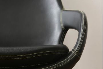 中古　超美品　BoConcept(ボーコンセプト)　smartville(スマートヴィル)　本革　ミッドセンチュリスタイルの空間づくりに活躍するイージーチェア(椅子、アームチェア)(定価約33万円)(R-051598)