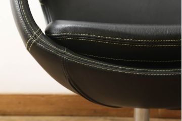 中古　超美品　BoConcept(ボーコンセプト)　smartville(スマートヴィル)　本革　ミッドセンチュリスタイルの空間づくりに活躍するイージーチェア(椅子、アームチェア)(定価約33万円)(R-051598)