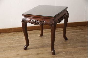 中古　美品　高級唐木家具　カリン材　細やかな彫りの意匠が魅力のサイドテーブル(飾り台、ナイトテーブル、コンソールテーブル、電話台、花梨材)(定価約18万円)(R-050601)