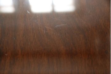 中古　美品　高級唐木家具　カリン材　細やかな彫りの意匠が魅力のサイドテーブル(飾り台、ナイトテーブル、コンソールテーブル、電話台、花梨材)(定価約18万円)(R-050601)