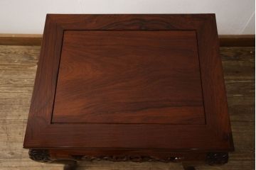 中古　美品　高級唐木家具　カリン材　細やかな彫りの意匠が魅力のサイドテーブル(飾り台、ナイトテーブル、コンソールテーブル、電話台、花梨材)(定価約18万円)(R-050601)