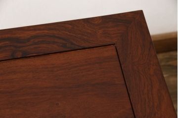 中古　美品　高級唐木家具　カリン材　細やかな彫りの意匠が魅力のサイドテーブル(飾り台、ナイトテーブル、コンソールテーブル、電話台、花梨材)(定価約18万円)(R-050601)