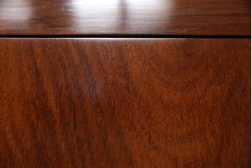 中古　美品　高級唐木家具　カリン材　細やかな彫りの意匠が魅力のサイドテーブル(飾り台、ナイトテーブル、コンソールテーブル、電話台、花梨材)(定価約18万円)(R-050601)