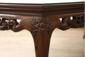 中古　美品　高級唐木家具　カリン材　彫りの意匠が見事なセンターテーブル(リビングテーブル、コンソールテーブル、花梨材)(定価約35万円)(R-051604)