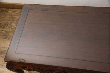 中古　美品　高級唐木家具　カリン材　彫りの意匠が見事なセンターテーブル(リビングテーブル、コンソールテーブル、花梨材)(定価約35万円)(R-051604)