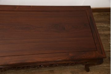 中古　美品　高級唐木家具　カリン材　彫りの意匠が見事なセンターテーブル(リビングテーブル、コンソールテーブル、花梨材)(定価約35万円)(R-051604)