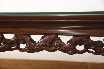 中古　美品　高級唐木家具　カリン材　彫りの意匠が見事なセンターテーブル(リビングテーブル、コンソールテーブル、花梨材)(定価約35万円)(R-051604)