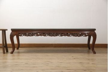 中古　美品　高級唐木家具　カリン材　彫りの意匠が見事なセンターテーブル(リビングテーブル、コンソールテーブル、花梨材)(定価約35万円)(R-051604)