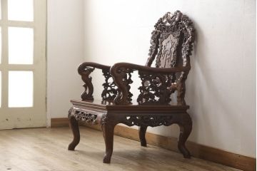中古　美品　高級唐木家具　カリン材　細やかな彫りの意匠が魅力的なアームチェア(板座チェア、椅子、花梨材)(定価約42万円)(R-051606)