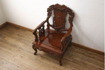 中古　美品　高級唐木家具　カリン材　細やかな彫りの意匠が魅力的なアームチェア(板座チェア、椅子、花梨材)(定価約42万円)(R-051606)
