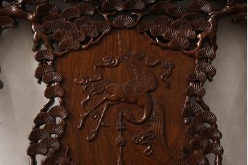 中古　美品　高級唐木家具　カリン材　細やかな彫りの意匠が魅力的なアームチェア(板座チェア、椅子、花梨材)(定価約42万円)(R-051606)