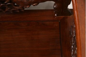 中古　美品　高級唐木家具　カリン材　細やかな彫りの意匠が魅力的なアームチェア(板座チェア、椅子、花梨材)(定価約42万円)(R-051606)