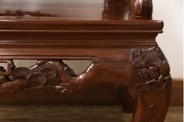 中古　美品　高級唐木家具　カリン材　細やかな彫りの意匠が魅力的なアームチェア(板座チェア、椅子、花梨材)(定価約42万円)(R-051606)