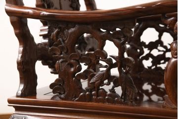 中古　美品　高級唐木家具　カリン材　細やかな彫りの意匠が魅力的なアームチェア(板座チェア、椅子、花梨材)(定価約42万円)(R-051607)