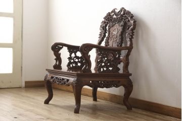 中古　美品　高級唐木家具　カリン材　細やかな彫りの意匠が魅力的なアームチェア(板座チェア、椅子、花梨材)(定価約42万円)(R-051607)