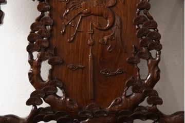 中古　美品　高級唐木家具　カリン材　細やかな彫りの意匠が魅力的なアームチェア(板座チェア、椅子、花梨材)(定価約42万円)(R-051607)