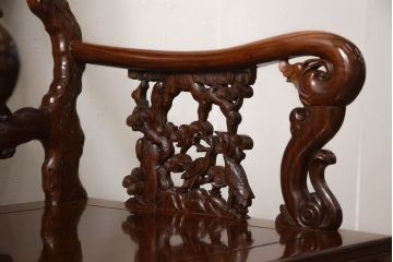 中古　美品　高級唐木家具　カリン材　細やかな彫りの意匠が魅力的なアームチェア(板座チェア、椅子、花梨材)(定価約42万円)(R-051607)