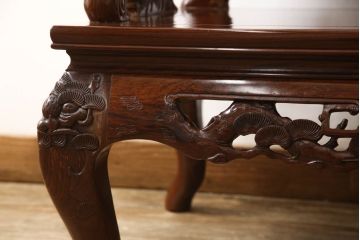 中古　美品　高級唐木家具　カリン材　細やかな彫りの意匠が魅力的なアームチェア(板座チェア、椅子、花梨材)(定価約42万円)(R-051607)
