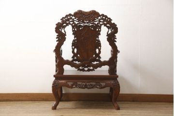 中古　美品　高級唐木家具　カリン材　細やかな彫りの意匠が魅力的なアームチェア(板座チェア、椅子、花梨材)(定価約42万円)(R-051607)