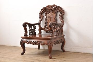 中古美品　高級唐木家具　カリン材　細やかな彫りの意匠が魅力的なアームチェア(板座チェア、椅子、花梨材)(定価約42万円)(R-051608)