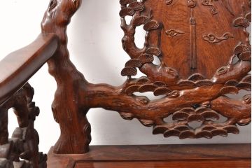 中古美品　高級唐木家具　カリン材　細やかな彫りの意匠が魅力的なアームチェア(板座チェア、椅子、花梨材)(定価約42万円)(R-051608)