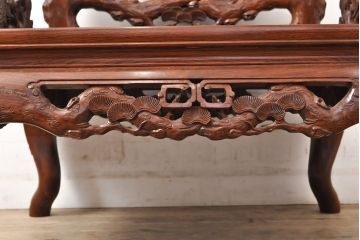 中古美品　高級唐木家具　カリン材　細やかな彫りの意匠が魅力的なアームチェア(板座チェア、椅子、花梨材)(定価約42万円)(R-051608)