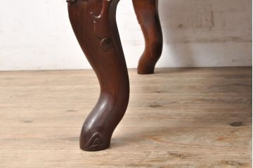 中古美品　高級唐木家具　カリン材　細やかな彫りの意匠が魅力的なアームチェア(板座チェア、椅子、花梨材)(定価約42万円)(R-051608)