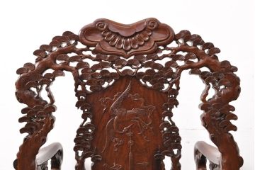 中古美品　高級唐木家具　カリン材　細やかな彫りの意匠が魅力的なアームチェア(板座チェア、椅子、花梨材)(定価約42万円)(R-051608)