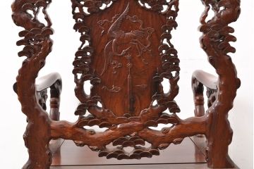 中古美品　高級唐木家具　カリン材　細やかな彫りの意匠が魅力的なアームチェア(板座チェア、椅子、花梨材)(定価約42万円)(R-051608)