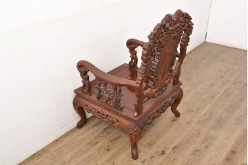 中古美品　高級唐木家具　カリン材　細やかな彫りの意匠が魅力的なアームチェア(板座チェア、椅子、花梨材)(定価約42万円)(R-051608)