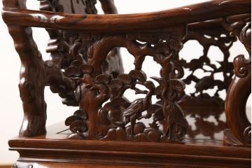 中古　美品　高級唐木家具　カリン材　細やかな彫りの意匠が魅力的なアームチェア(板座チェア、椅子、花梨材)(定価約42万円)(R-051609)
