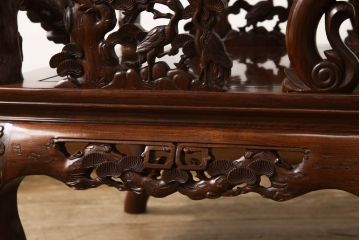 中古　美品　高級唐木家具　カリン材　細やかな彫りの意匠が魅力的なアームチェア(板座チェア、椅子、花梨材)(定価約42万円)(R-051609)