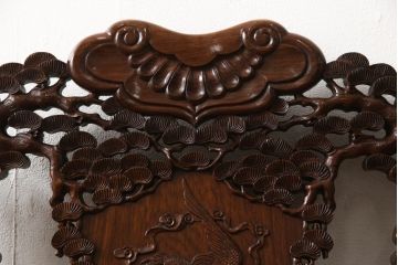 中古　美品　高級唐木家具　カリン材　細やかな彫りの意匠が魅力的なアームチェア(板座チェア、椅子、花梨材)(定価約42万円)(R-051609)